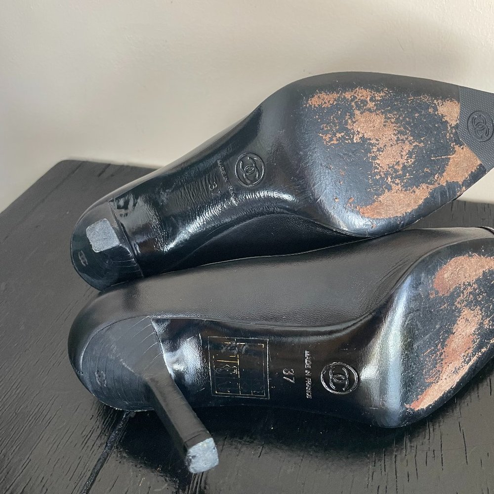 VTG Chanel Black Pumps Heels Leather 37 7 735 CC Pointed Striped 6.5 - Picture 9 of 11